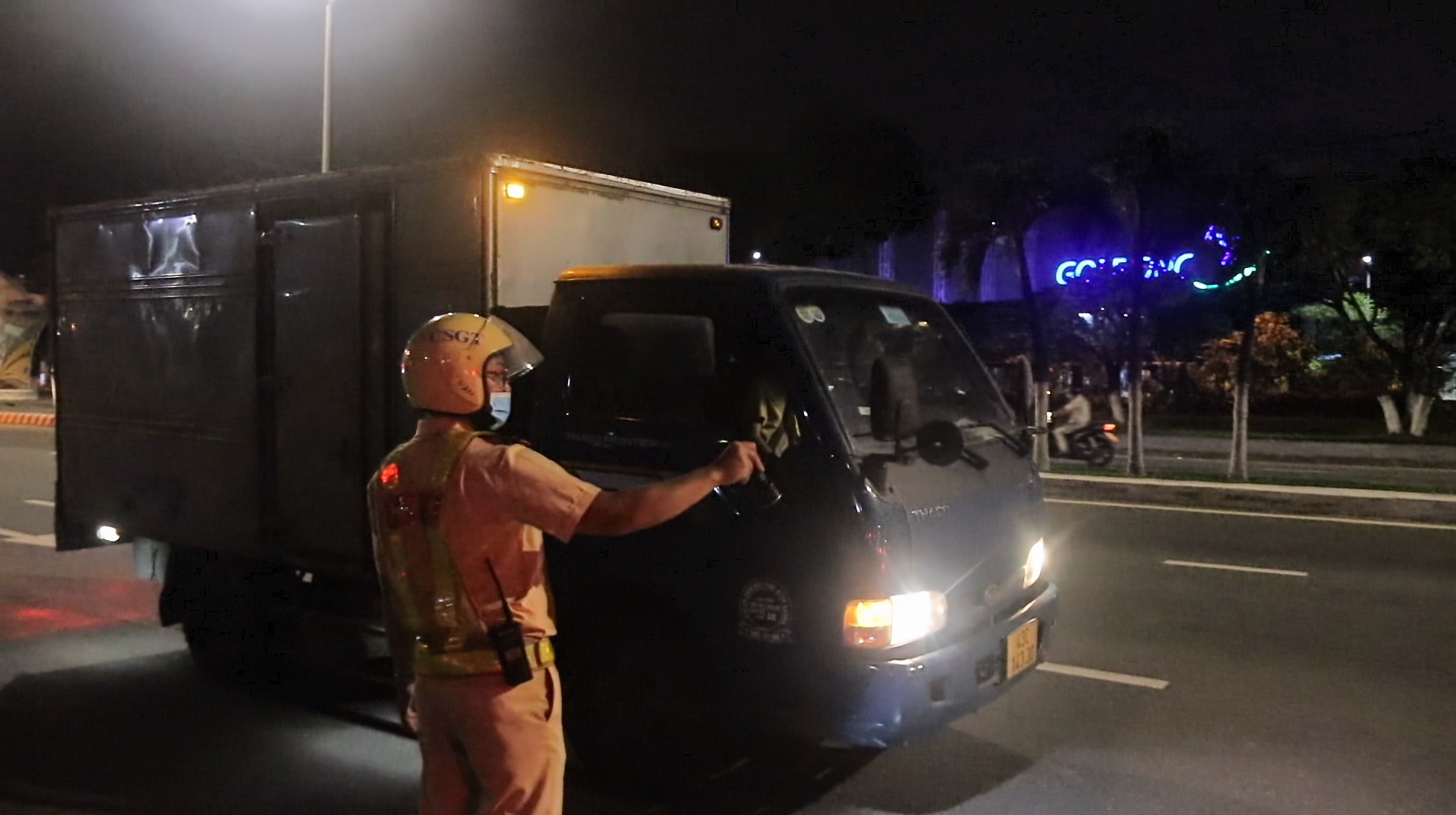 L&atilde;nh đạo Đội Tuần tra - Dẫn đo&agrave;n cho biết, t&ugrave;y v&agrave;o t&igrave;nh h&igrave;nh thực tế, đơn vị linh hoạt triển khai lập chốt hoặc tuần lưu xử l&yacute; vi phạm nồng độ cồn, nhằm đạt hiệu quả cao nhất