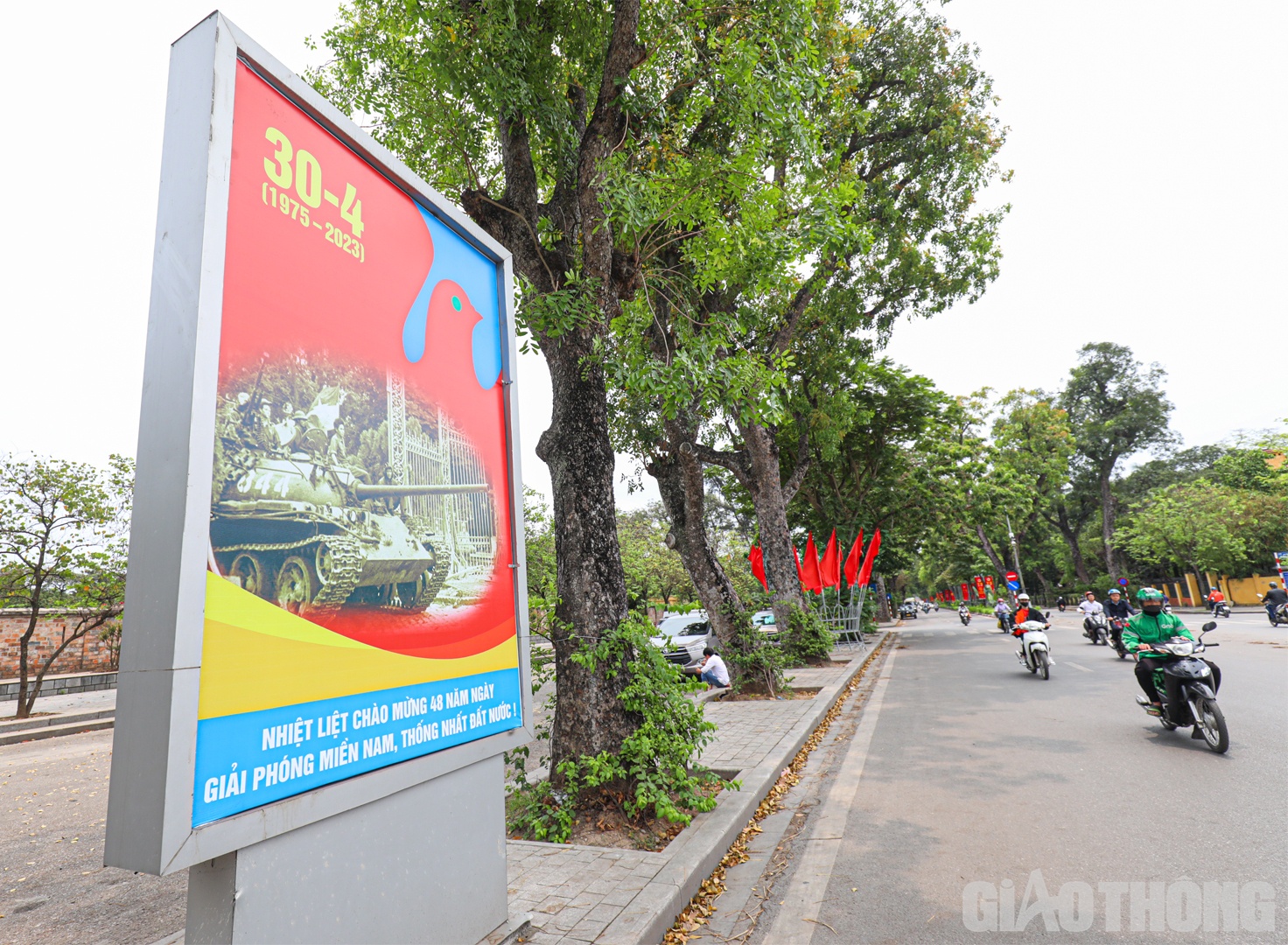 C&aacute;ch đ&acirc;y 48 năm, cuộc tổng tiến c&ocirc;ng v&agrave; nổi dậy m&ugrave;a Xu&acirc;n năm 1975 m&agrave; đỉnh cao l&agrave; Chiến dịch Hồ Ch&iacute; Minh đ&atilde; gi&agrave;nh thắng lợi, miền Nam ho&agrave;n to&agrave;n được giải ph&oacute;ng, non s&ocirc;ng liền một dải