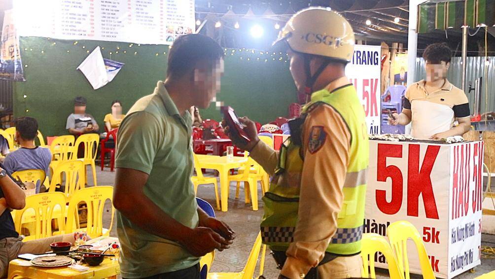 L&uacute;c 19h50, tổ c&ocirc;ng t&aacute;c ph&aacute;t hiện 2 người đ&agrave;n &ocirc;ng chạy xe m&aacute;y BKS 74K2 - 10xx tr&ecirc;n đường V&otilde; Ch&iacute; C&ocirc;ng c&oacute; biểu hiện nghi vấn n&ecirc;n ra hiệu dừng xe kiểm tra. Khi thấy CSGT, người cầm l&aacute;i lập tức ph&oacute;ng xe l&ecirc;n vỉa h&egrave;, tấp v&agrave;o một qu&aacute;n nhậu ven đường để trốn nhưng kh&ocirc;ng qua mắt được lực lượng chức năng.