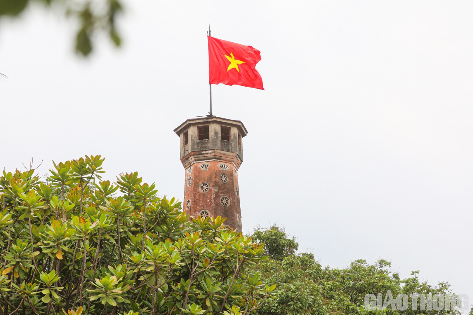 Cờ đỏ sao v&agrave;ng tung bay tr&ecirc;n Cột cờ H&agrave; Nội