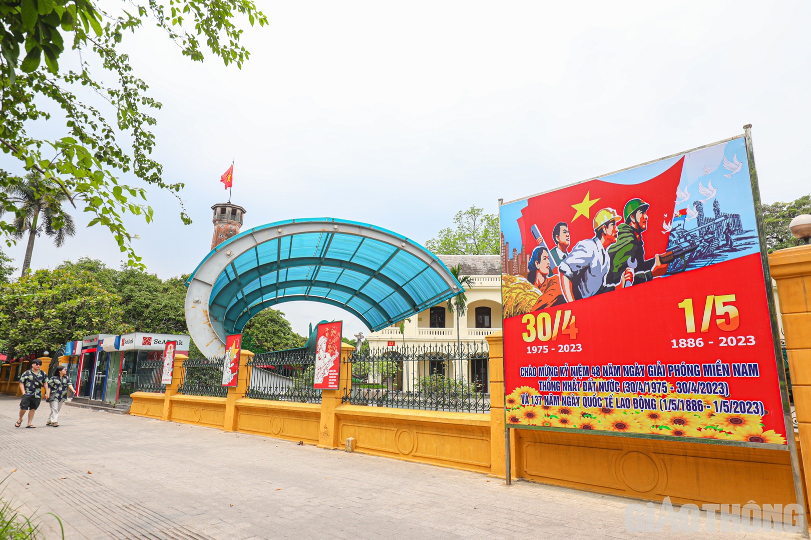 Pano ch&agrave;o mừng đặt ph&iacute;a trước Bảo t&agrave;ng Lịch sử Qu&acirc;n sự Việt Nam (đường Điện Bi&ecirc;n Phủ)