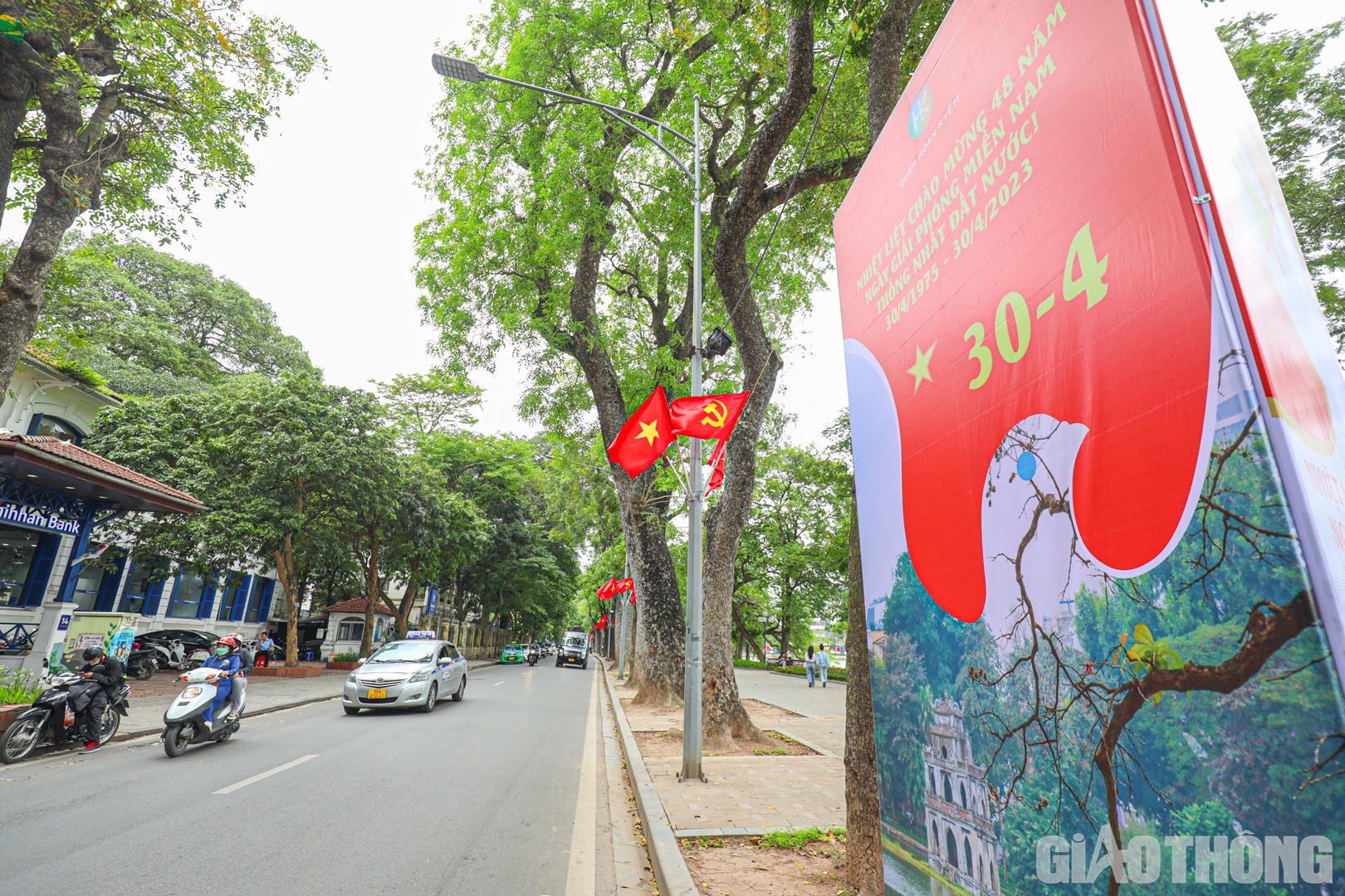 Khu vực quanh hồ Ho&agrave;n Kiếm, những tấm pano, &aacute;p ph&iacute;ch, d&ograve;ng chữ mang nội dung kỷ niệm ng&agrave;y lễ lớn cũng đ&atilde; được dựng l&ecirc;n
