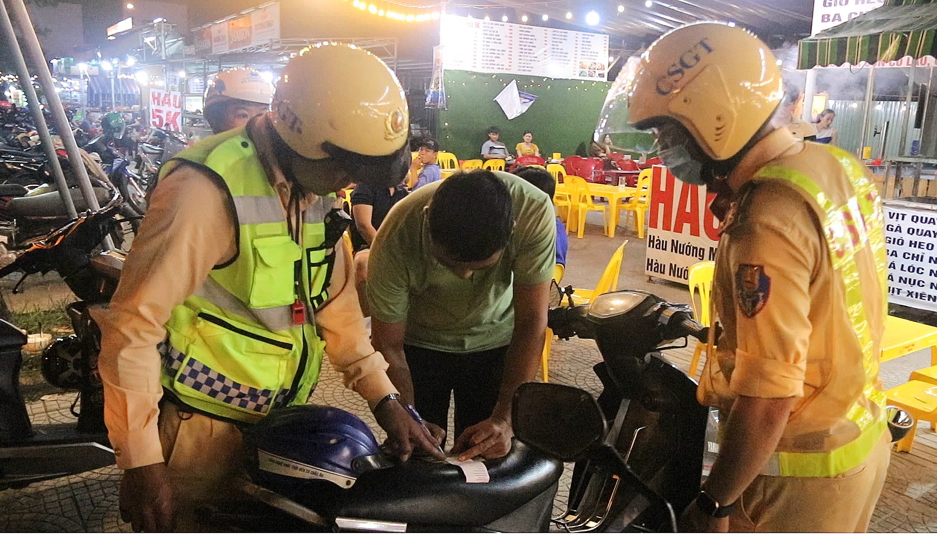 Người điều khiển xe l&agrave; &ocirc;ng L.M.H (41 tuổi, qu&ecirc; tỉnh Quảng Trị). Kết quả kiểm tra, nồng độ cồn của người n&agrave;y l&agrave; 0,490mg/ l&iacute;t kh&iacute; thở.