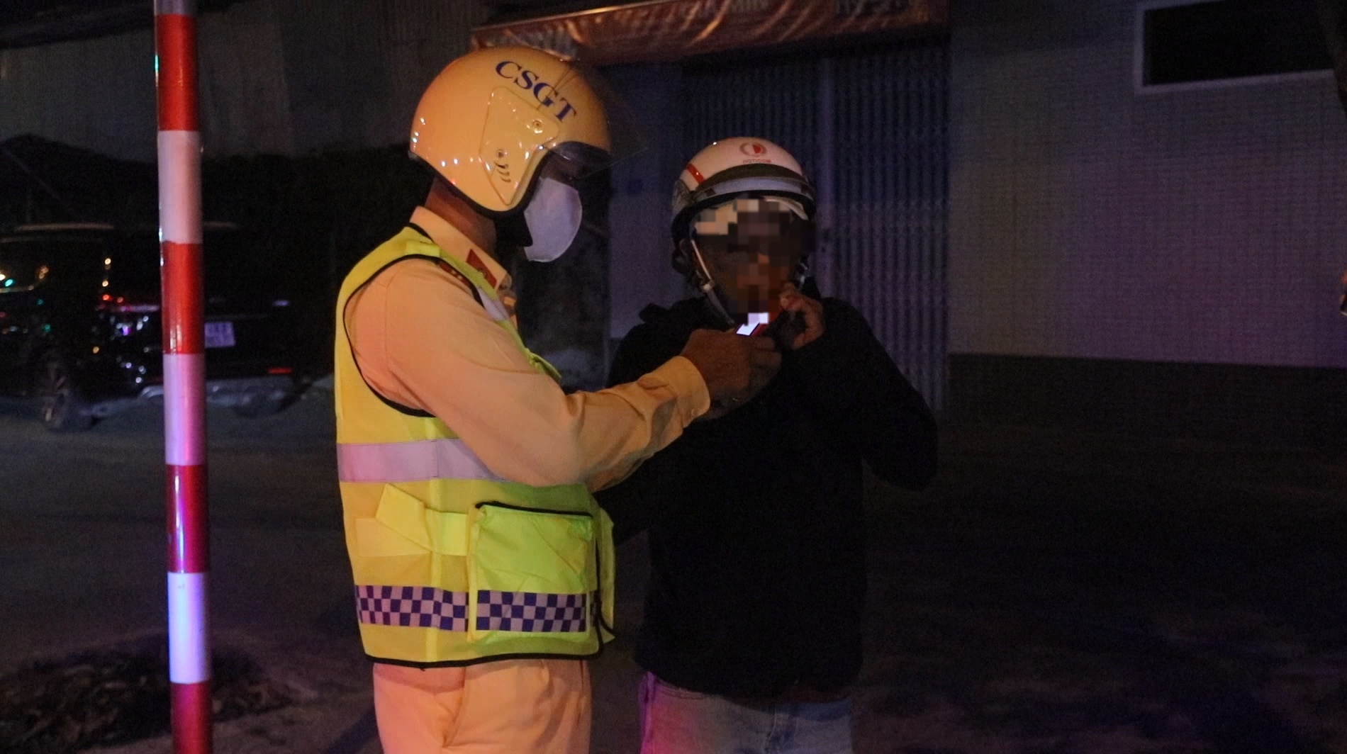 Tr&ecirc;n đường về trụ sở, lực lượng CSGT tiếp tục ph&aacute;t hiện &ocirc;ng Đ.H (40 tuổi, tr&uacute; quận Thanh Kh&ecirc;, TP Đ&agrave; Nẵng) điều khiển xe m&aacute;y 43T1-25xx c&oacute; biểu hiện nghi vấn n&ecirc;n y&ecirc;u cầu dừng xe kiểm tra.