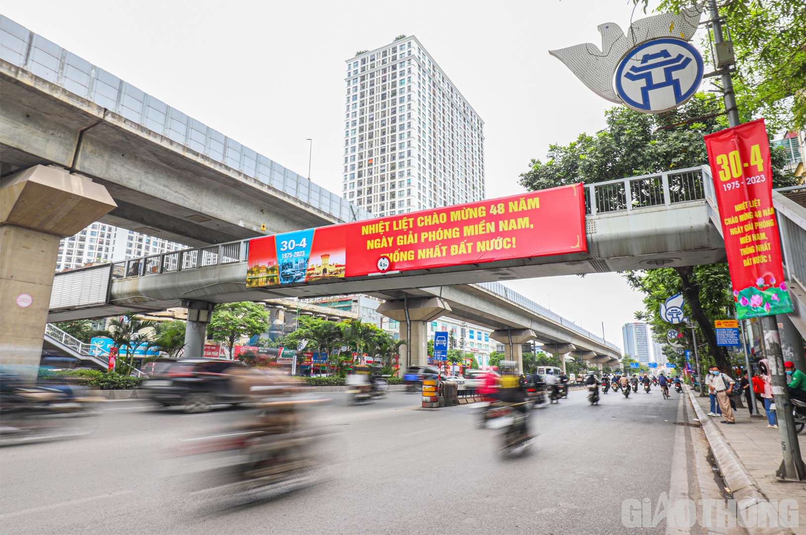 Những ng&agrave;y n&agrave;y, nhiều tuyến phố, con đường tại H&agrave; Nội đang được trang ho&agrave;ng cờ Tổ quốc, pano, &aacute;p ph&iacute;ch, băng r&ocirc;n, khẩu hiệu... ch&agrave;o mừng 48 năm ng&agrave;y Giải ph&oacute;ng miền Nam, thống nhất đất nước (30/4/1975 - 30/4/2023)