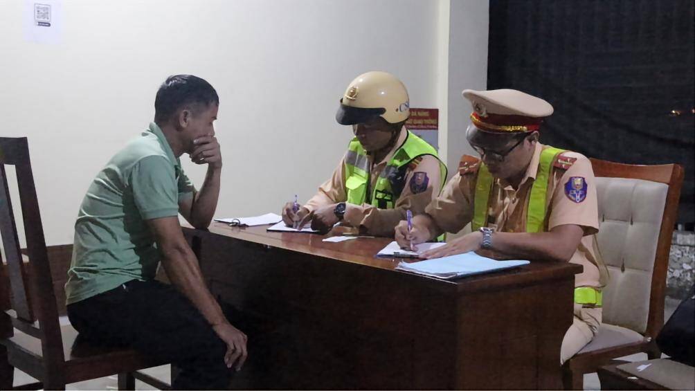 Với mức vi phạm n&agrave;y, &ocirc;ng L.M.H v&agrave; &ocirc;ng Đ.H  sẽ bị phạt tiền từ 6 đến 8 triệu đồng, tước GPLX 22-24 th&aacute;ng.