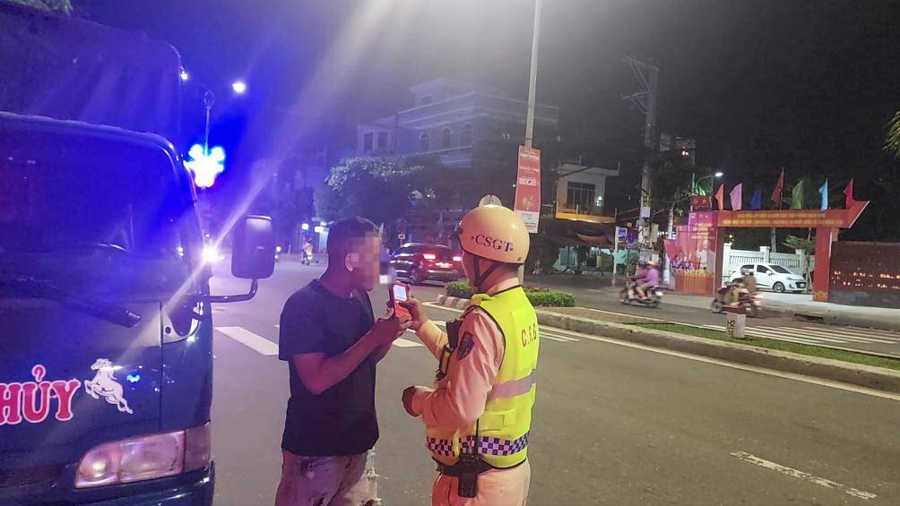 L&uacute;c 20h10 tr&ecirc;n đường C&aacute;ch Mạng Th&aacute;ng 8, tổ tuần tra kiểm tra ngẫu nhi&ecirc;n xe tải BKS 43C-222.xx do t&agrave;i xế Đ.V.P (40 tuổi, tr&uacute; quận Cẩm Lệ, TP Đ&agrave; Nẵng) điều khiển. Bất ngờ khi kết quả kiểm tra nồng độ cồn của t&agrave;i xế n&agrave;y l&agrave; 0,047mg/ l&iacute;t kh&iacute; thở.