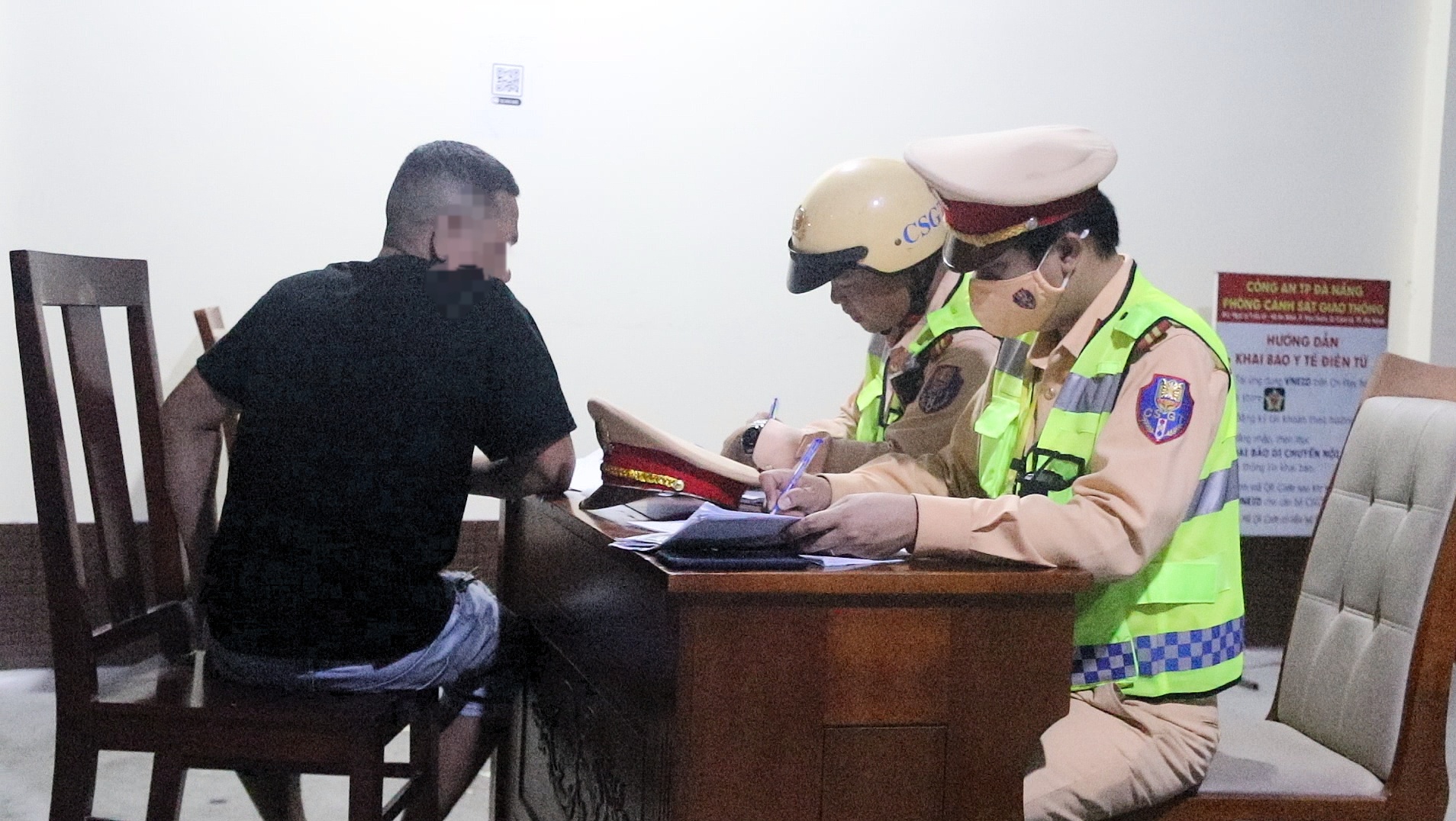 T&agrave;i xế P ph&acirc;n trần, do buổi s&aacute;ng kh&ocirc;ng chạy xe n&ecirc;n uống v&agrave;i ly sau đ&oacute; về ngủ trưa, cứ nghĩ  ngủ dậy nồng độ cồn đ&atilde; tan hết nhưng kh&ocirc;ng ngờ vẫn c&ograve;n.