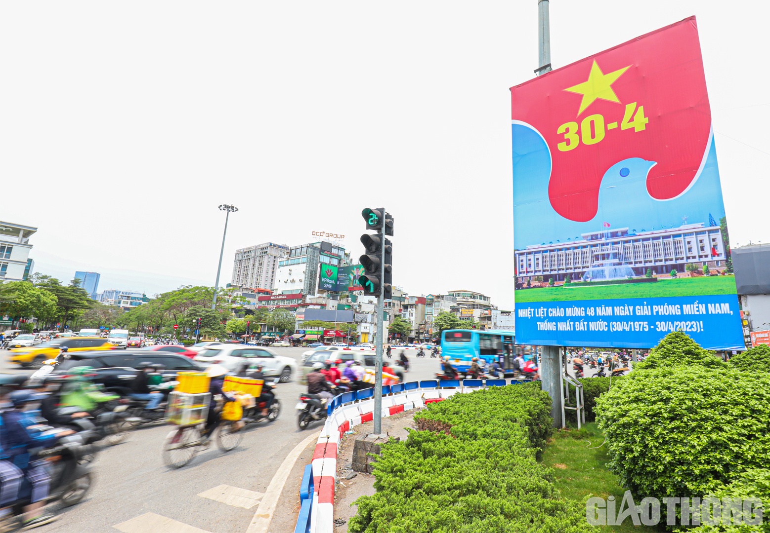 Tấm pano cỡ lớn c&ugrave;ng khẩu hiệu ch&agrave;o mừng sự kiện trọng đại của đất nước tại n&uacute;t giao &Ocirc; Chợ Dừa