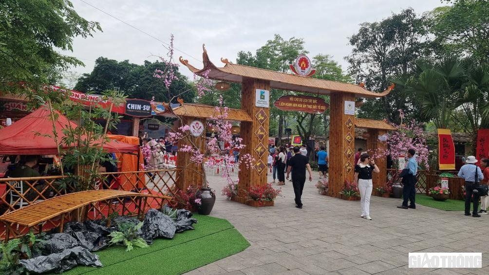 S&aacute;ng 27/4, ph&oacute;ng vi&ecirc;n B&aacute;o Giao th&ocirc;ng c&oacute; mặt tại Li&ecirc;n hoan Văn h&oacute;a ẩm thực đất Tổ. Tại đ&acirc;y rất nhiều du kh&aacute;ch thập phương tới thưởng thức c&aacute;c m&oacute;n ăn đặc sản tại c&aacute;c v&ugrave;ng miền Bắc - Trung - Nam.