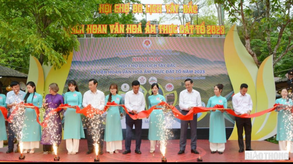 Trước đ&oacute;, ng&agrave;y 25/4/2023, tại Ng&atilde; năm Đền Giếng thuộc Khu Di t&iacute;ch lịch sử Đền H&ugrave;ng diễn ra lễ khai mạc Li&ecirc;n hoan Văn h&oacute;a Ẩm thực đất Tổ năm 2023. Sự kiện dự kiến diễn ra tới hết ng&agrave;y 29/4 (tức 10/3 &acirc;m lịch).