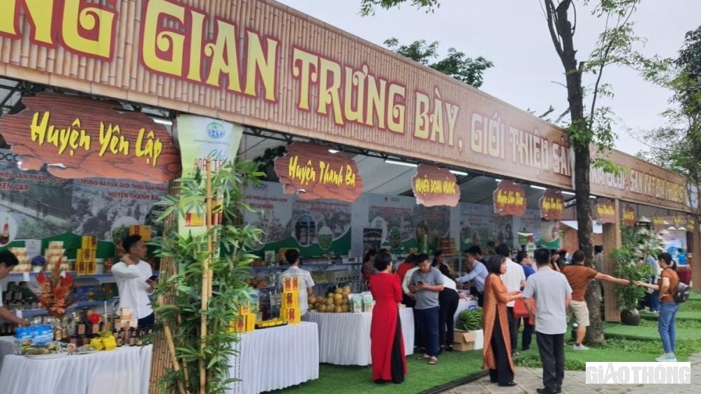 Trong kh&ocirc;ng gian giao thoa văn h&oacute;a ẩm thực từ nhiều v&ugrave;ng miền, thực kh&aacute;ch c&oacute; thể trải nghiệm n&eacute;t ẩm thực đặc sắc của cả nước, đặc biệt l&agrave; c&aacute;c sản phẩm OCOP v&agrave; thương hiệu của tỉnh Ph&uacute; Thọ.