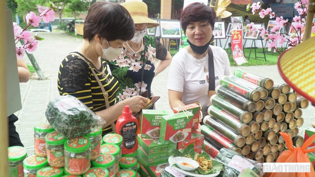 Đặc sản "Thịt chua" Ph&uacute; Thọ thu h&uacute;t đ&ocirc;ng đảo thực kh&aacute;ch tới xem v&agrave; mua h&agrave;ng.