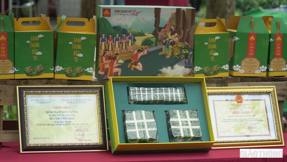 Sản phẩm "b&aacute;nh chưng đất Tổ" được trưng b&agrave;y đẹp mắt thể hiện n&eacute;t văn h&oacute;a đậm đ&agrave; bản sắc Ph&uacute; Thọ.
