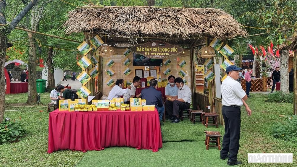 Anh H&agrave; Văn Chinh, người đại diện thương hiệu Ch&egrave; Long Cốc tại Li&ecirc;n hoan chia sẻ: "Việc tổ chức Li&ecirc;n hoan Ẩm thực c&oacute; rất nhiều lợi &iacute;ch. Điều n&agrave;y vừa gi&uacute;p tỉnh thu h&uacute;t du kh&aacute;ch, vừa gi&uacute;p sản phẩm của tỉnh quảng b&aacute; được thương hiệu của m&igrave;nh."