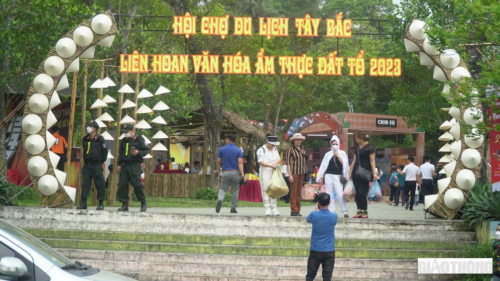 Li&ecirc;n hoan Văn h&oacute;a ẩm thực Đất Tổ năm 2023 được tổ chức với chủ đề "Hồn d&acirc;n tộc - hội tụ tinh hoa Đất tổ". Đ&acirc;y l&agrave; một trong những hoạt động nằm trong chuỗi sự kiện Lễ hội đền H&ugrave;ng, Tuần Văn h&oacute;a - Du lịch đất Tổ năm 2023.