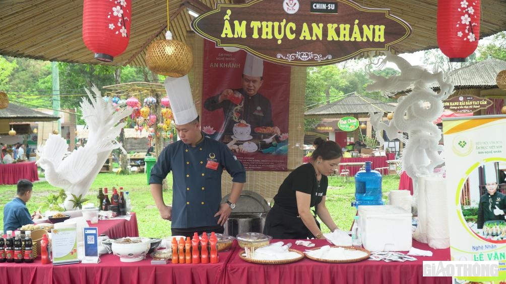 Sự kiện diễn ra tr&ecirc;n 70 gian h&agrave;ng, đặc biệt tại Li&ecirc;n hoan, Chi hội đầu bếp Việt Nam, c&ugrave;ng với c&aacute;c nghệ nh&acirc;n "si&ecirc;u đầu bếp", c&aacute;c Chef của 3 miền c&ugrave;ng hội tụ mang lại những trải nghiệm ẩm thực đặc sắc cho du kh&aacute;ch tới tham quan v&ugrave;ng đất Tổ.