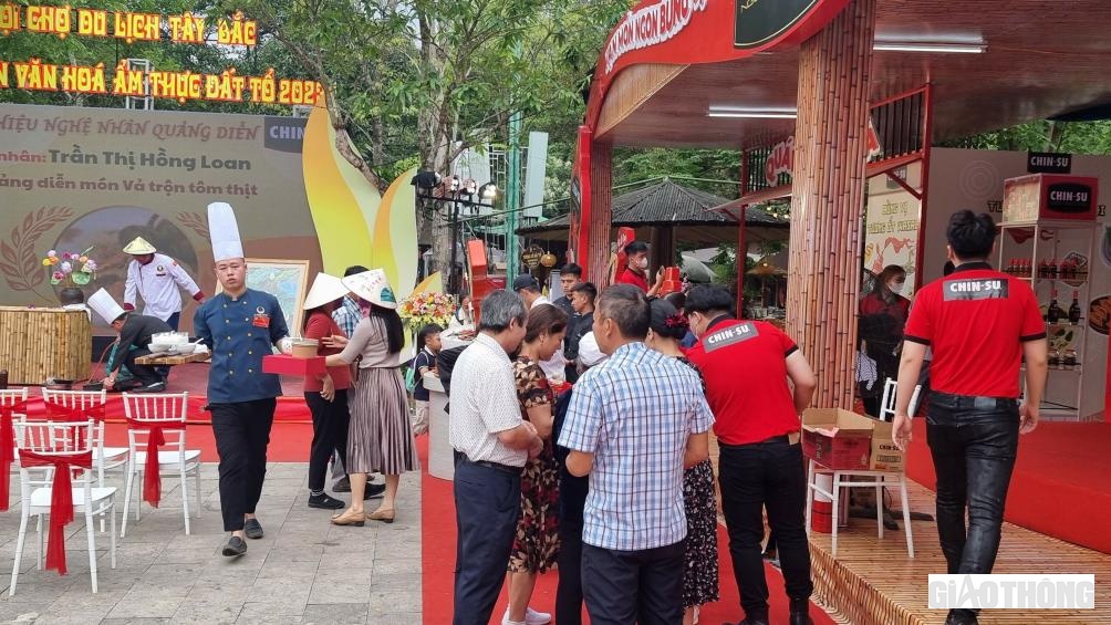 Người d&acirc;n xếp h&agrave;ng, chờ trải nghiệm ẩm thực.