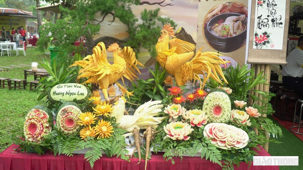 M&acirc;m hoa quả được c&aacute;c nghệ nh&acirc;n kh&eacute;o l&eacute;o, cắt tỉa đẹp mắt.