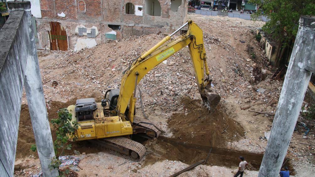 Trong thời gian chờ dự &aacute;n, TP Đ&agrave; Nẵng c&oacute; chủ trương cho c&aacute;c hộ d&acirc;n thu&ecirc; 100 l&ocirc; đất để kinh doanh. Sau đ&oacute;, UBND TP Đ&agrave; Nẵng chỉ đạo thu hồi đất n&agrave;y để b&agrave;n giao cho Cục Thi h&agrave;nh &aacute;n d&acirc;n sự th&agrave;nh phố triển khai theo bản &aacute;n của TAND Cấp cao tại TP.HCM