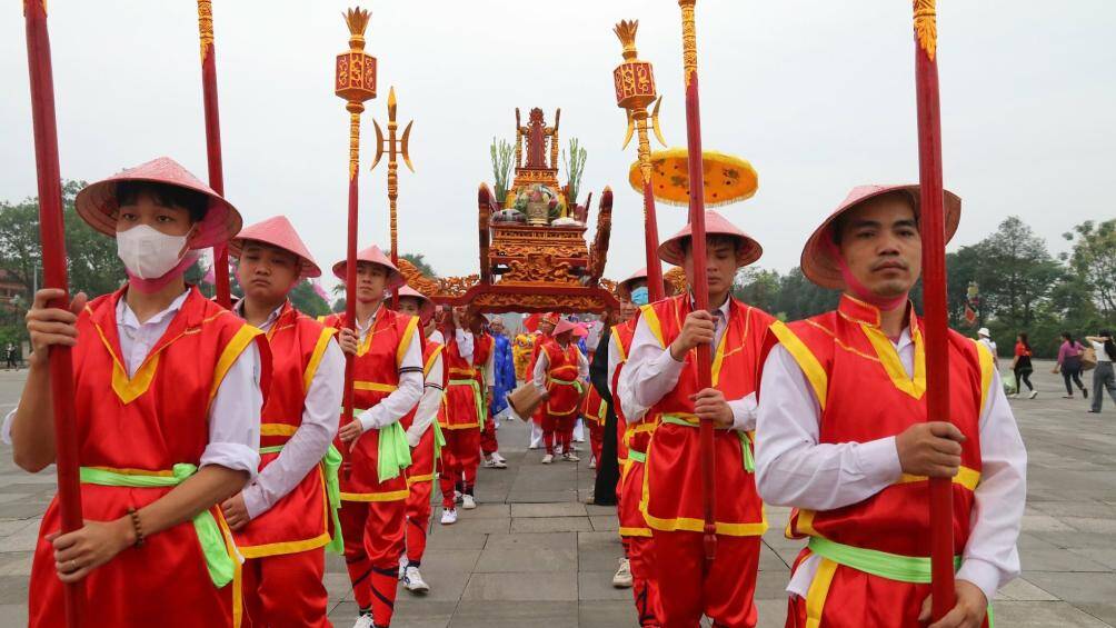 Lễ vật gồm c&oacute; hương, hoa, quả, b&aacute;nh chưng, b&aacute;nh dầy v&agrave; c&aacute;c sản vật địa phương...