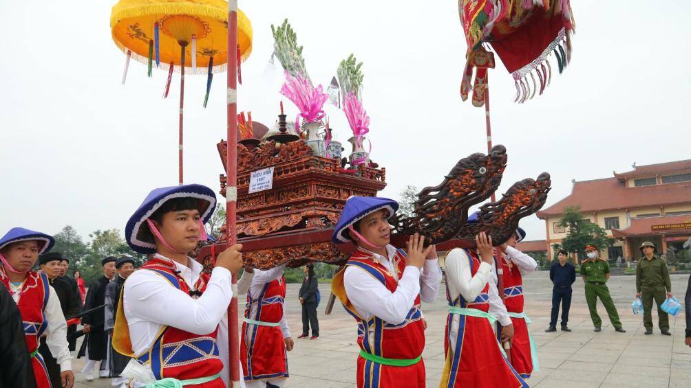 S&aacute;ng ng&agrave;y 26/4 (tức ng&agrave;y m&ugrave;ng 7/3 &acirc;m lịch), lễ rước kiệu của 7 x&atilde;, thị trấn v&ugrave;ng ven Khu di t&iacute;ch lịch sử Đền H&ugrave;ng đ&atilde; ch&iacute;nh thức diễn ra.