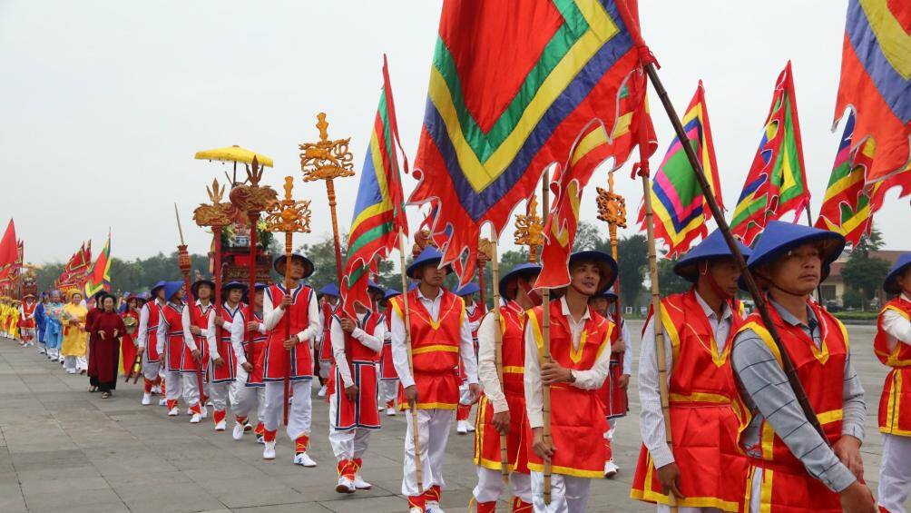 Lễ rước kiệu từ đ&igrave;nh, đền c&aacute;c x&atilde; bao gồm Chu H&oacute;a, H&ugrave;ng L&ocirc;, Kim Đức, Hy Cương v&agrave; phường V&acirc;n Ph&uacute; (TP Việt Tr&igrave;), x&atilde; Ti&ecirc;n Ki&ecirc;n, H&ugrave;ng Sơn (huyện L&acirc;m Thao).