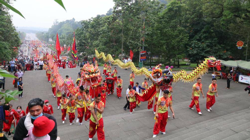 Đội h&igrave;nh rước kiệu được sắp xếp theo tr&igrave;nh tự: Đi đầu l&agrave; đội m&uacute;a sư tử, tiếp đ&oacute; l&agrave; đo&agrave;n rước Quốc kỳ v&agrave; cờ hội, đội rước cờ thần nhỏ; c&aacute;c thiếu nữ đội lễ vật, hương hoa; đo&agrave;n người đ&aacute;nh chi&ecirc;ng, trống, đội b&aacute;t &acirc;m v&agrave; m&uacute;a sinh tiền, rước b&aacute;t bửu, rước t&agrave;n, lọng, đội kiệu, chủ tế v&agrave; quan vi&ecirc;n.