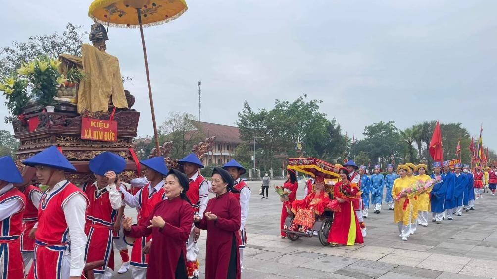 Theo sau l&agrave; l&atilde;nh đạo c&aacute;c x&atilde;, phường, thị trấn, c&aacute;c cụ cao ni&ecirc;n mặc &aacute;o the, khăn xếp theo trang phục truyền thống c&ugrave;ng người d&acirc;n tham gia rước kiệu.