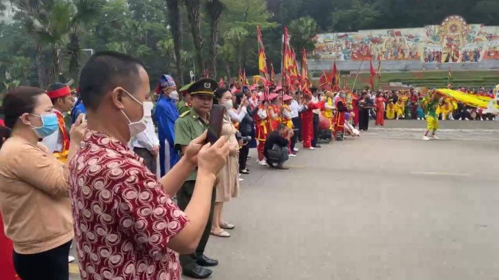 Nhiều người th&iacute;ch th&uacute; chi&ecirc;m ngưỡng v&agrave; d&ugrave;ng điện thoại ghi lại những khoảnh khắc rộn r&agrave;ng của lễ hội.