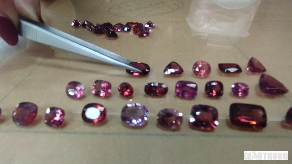 Theo c&aacute;c chuy&ecirc;n gia về đ&aacute;, Ruby Lục Y&ecirc;n c&oacute; 3 loại l&agrave; Ruby tinh thể, Ruby thịt v&agrave; Ruby sao. Để x&aacute;c định được gi&aacute; trị của khối đ&aacute; hoặc vi&ecirc;n đ&aacute;, người mua, người chơi đ&aacute; phải xem x&eacute;t đến c&aacute;c ti&ecirc;u chuẩn như m&agrave;u sắc, h&igrave;nh khối, độ tinh khiết, điểm lỗi&hellip;
