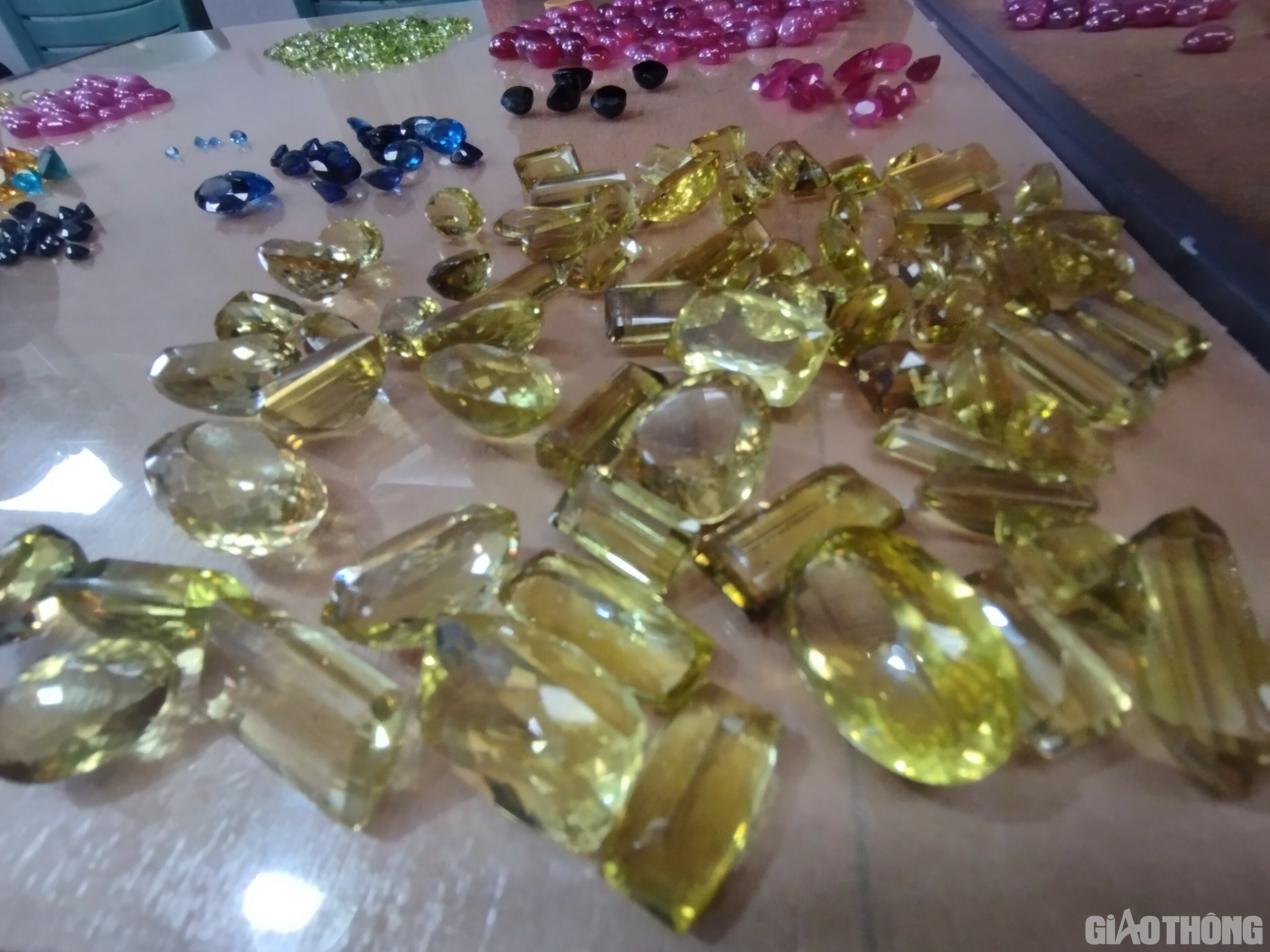 Ruby được h&igrave;nh th&agrave;nh trong qu&aacute; tr&igrave;nh biến đổi địa chất phức tạp, hấp thụ được tinh hoa của đất trời, v&igrave; vậy, n&oacute; mang trong m&igrave;nh nguồn năng lượng v&agrave; linh kh&iacute; cao. Nhờ đ&oacute;, Ruby thường được sử dụng l&agrave;m vật may mắn trong phong thủy, đời sống...