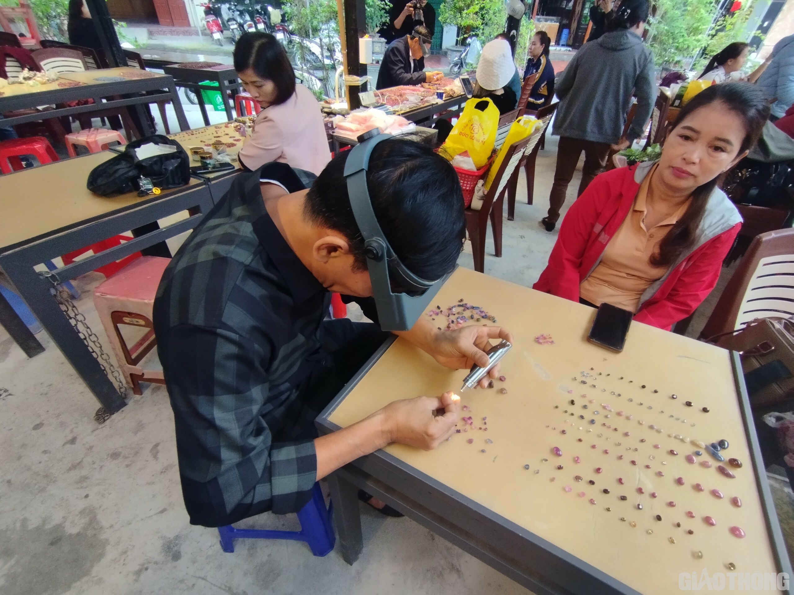 Điều đặc biệt ở đ&acirc;y là những người kinh doanh chủ yếu l&agrave; chị em phụ nữ.