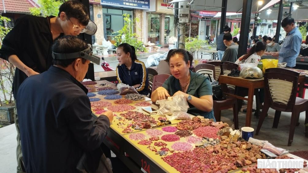 Chợ đ&aacute; qu&yacute; cũng l&agrave; một trong những điểm du lịch hấp dẫn đ&ocirc;́i với du kh&aacute;ch m&ocirc;̃i khi đ&ecirc;́n với vùng đ&acirc;́t Lục Y&ecirc;n.