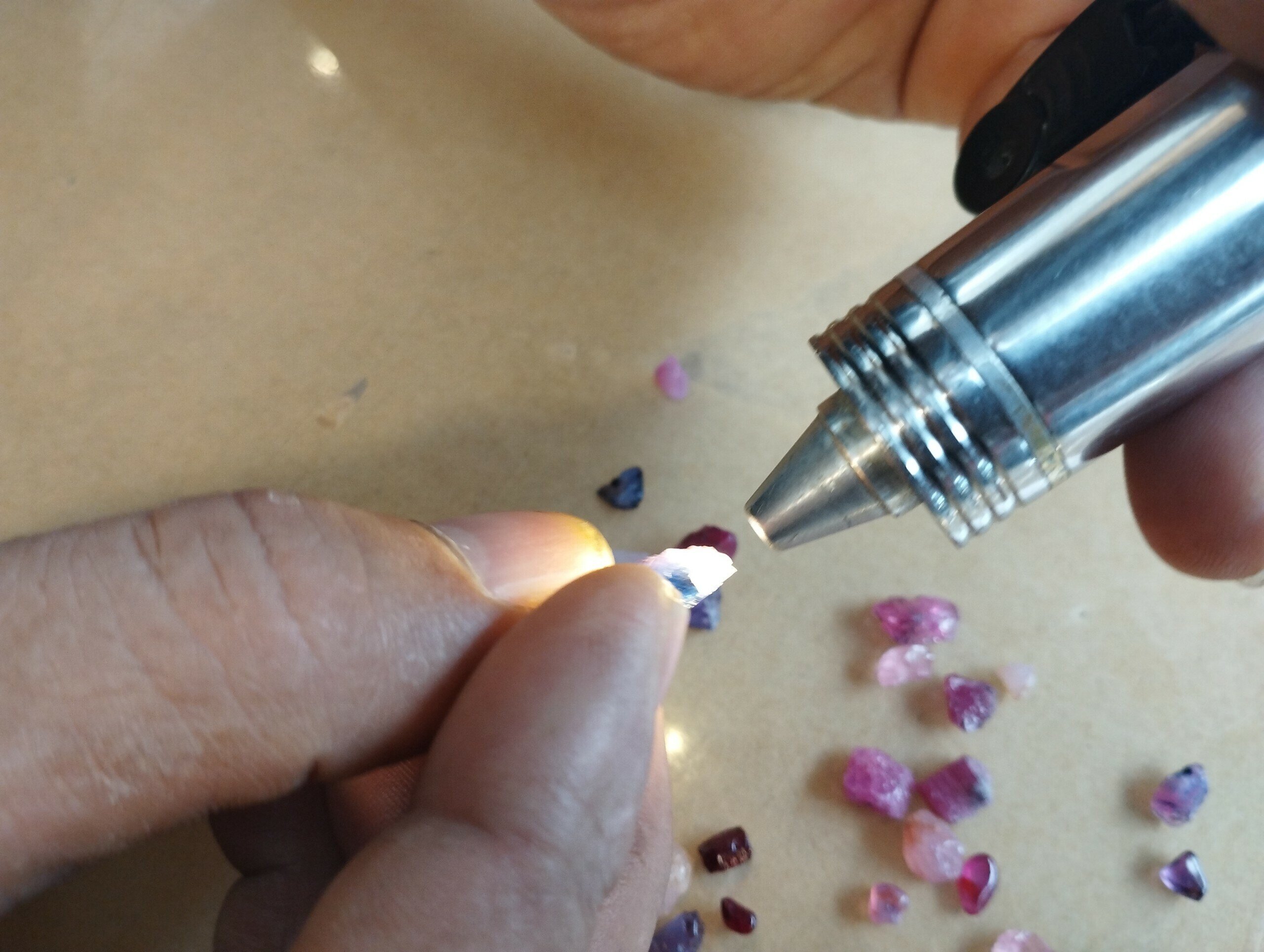 Sử dụng k&iacute;nh soi v&agrave; đ&egrave;n pin chuy&ecirc;n dụng kiểm tra h&igrave;nh khối, m&agrave;u sắc v&agrave; đặc biệt l&agrave; độ trong của vi&ecirc;n đ&aacute;.