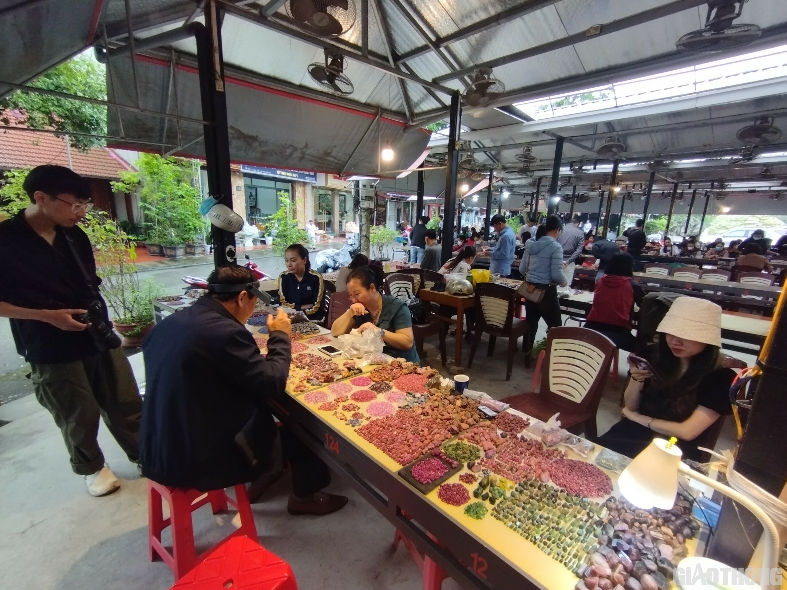 Gọi l&agrave; chợ nhưng cảnh mua b&aacute;n ở đ&acirc;y diễn ra lặng lẽ, kh&ocirc;ng ồn &agrave;o, x&ocirc; bồ. Kh&aacute;ch muốn mua c&oacute; thể thoải m&aacute;i xem v&agrave; trả gi&aacute;.