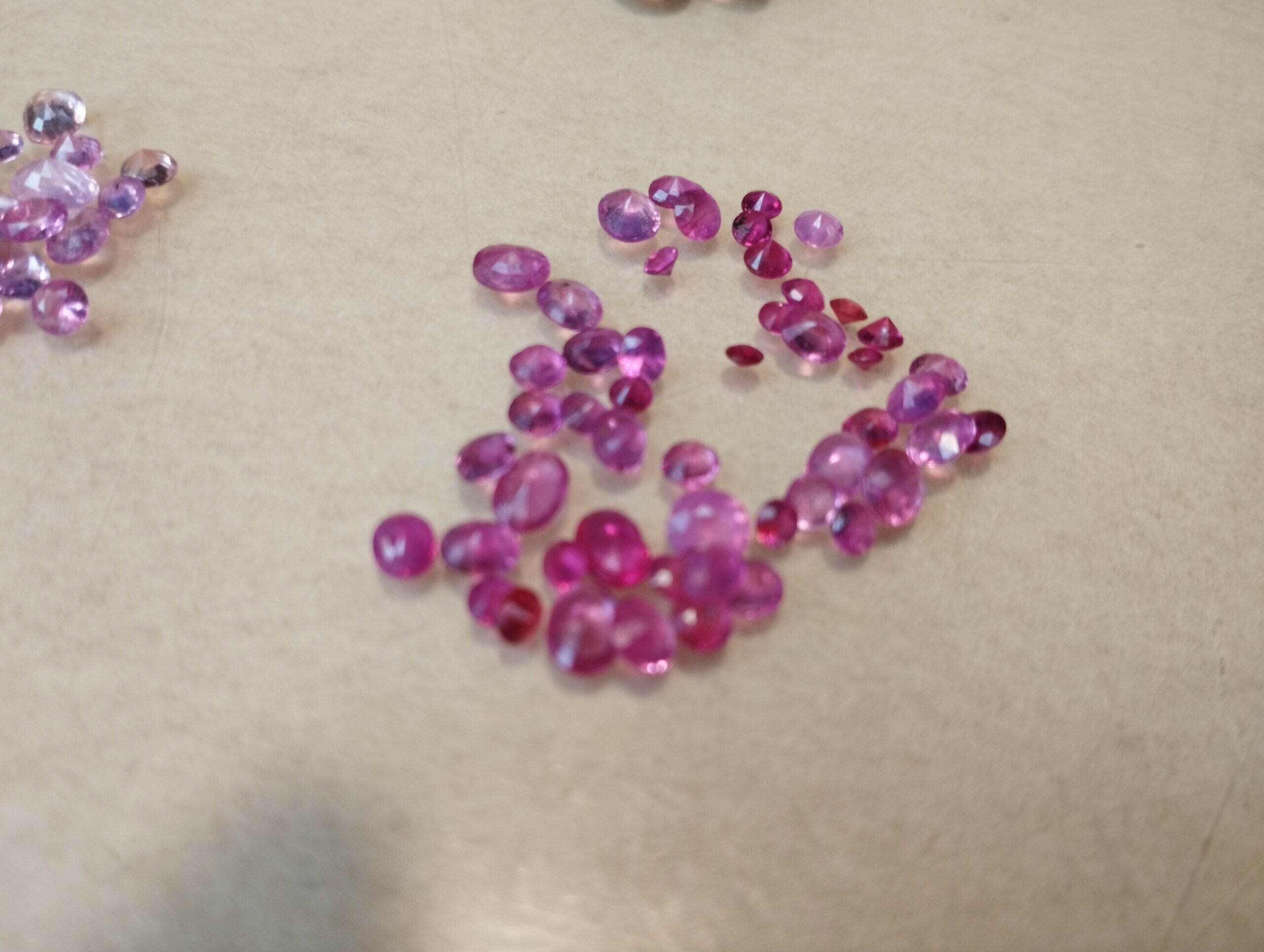 Phi&ecirc;n chợ đặc biệt n&agrave;y thường họp từ s&aacute;ng đến trưa c&aacute;c ng&agrave;y trong tuần, kh&ocirc;ng chỉ l&agrave; điểm đến của giới kinh doanh m&agrave; c&ograve;n l&agrave; nơi thu h&uacute;t du kh&aacute;ch hơn 30 năm qua.