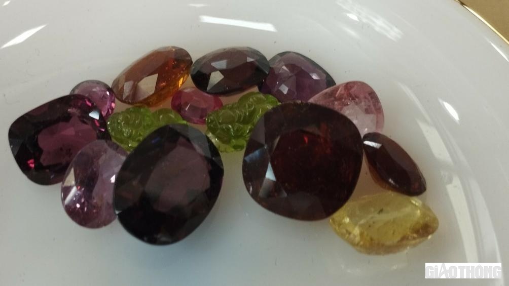 Đ&aacute; sau khi đ&atilde; qua b&agrave;n tay m&agrave;i giũa của người thợ đ&aacute; để mang ra chợ b&aacute;n.