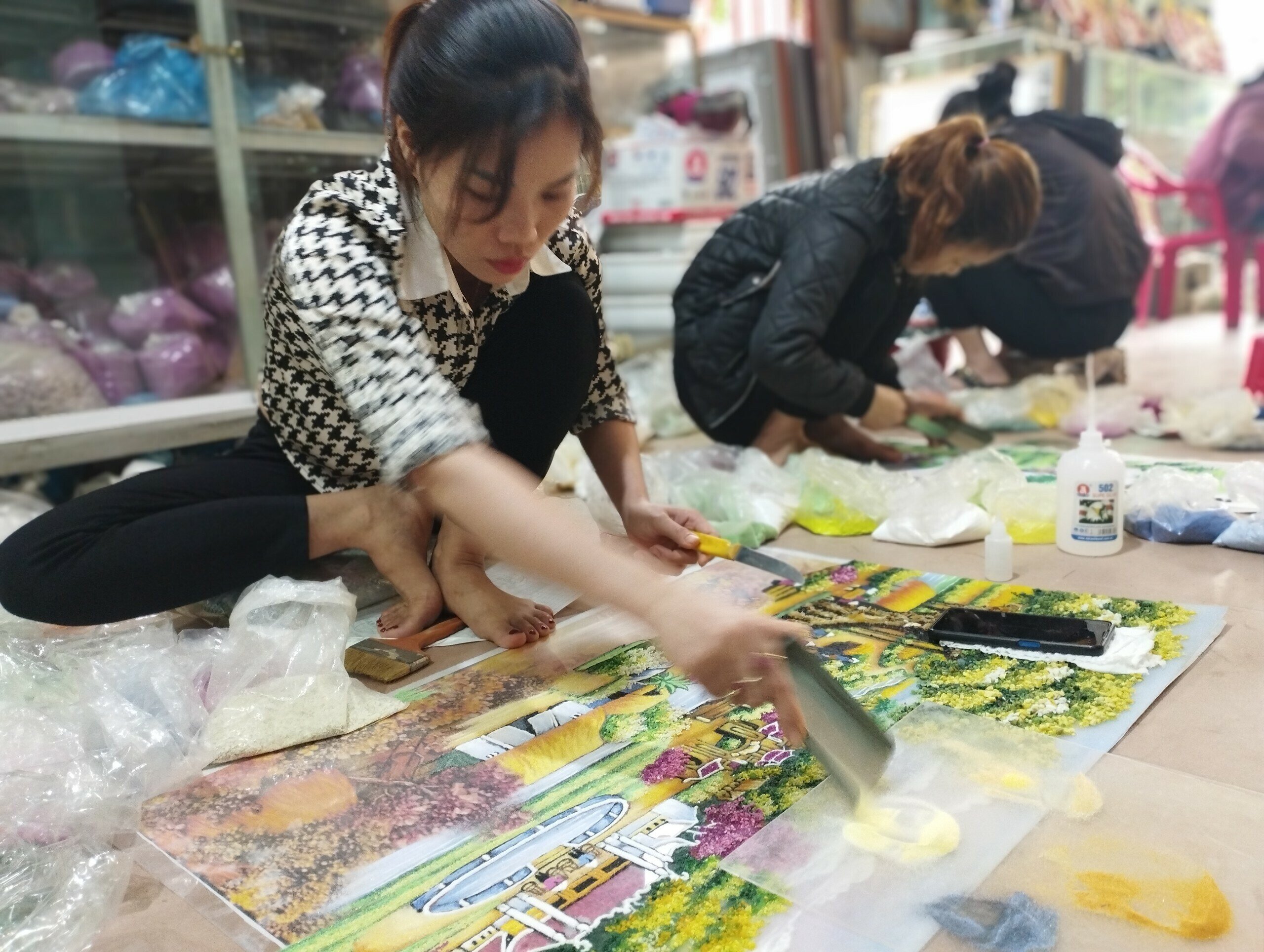 Khi nhu cầu thị trường tăng cao, c&aacute;c sản phẩm vụn của đ&aacute; qu&yacute; (kh&ocirc;ng thể l&agrave;m đồ trang sức) đ&atilde; được c&aacute;c nghệ nh&acirc;n tận dụng chế t&aacute;c ra c&aacute;c bức tranh mang thương hiệu ri&ecirc;ng của v&ugrave;ng đất ngọc "Tranh đ&aacute; qu&yacute; Lục Y&ecirc;n".