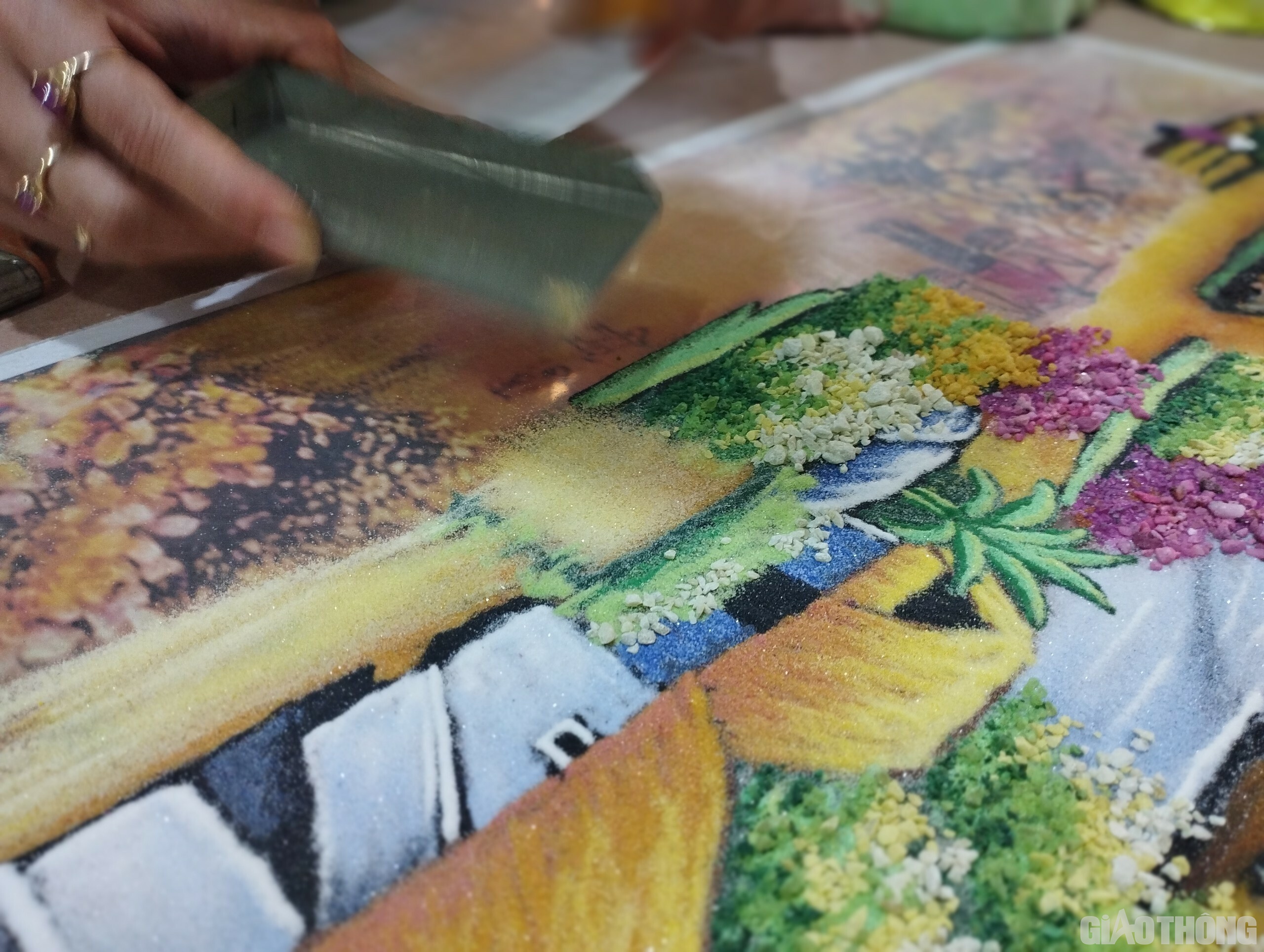 Từ đ&ocirc;i b&agrave;n tay kh&eacute;o l&eacute;o, c&aacute;c nghệ nh&acirc;n ở l&agrave;ng nghề sản xuất tranh đ&aacute; qu&yacute; Lục Y&ecirc;n đ&atilde; tạo n&ecirc;n những t&aacute;c phẩm được du kh&aacute;ch trong v&agrave; ngo&agrave;i nước ưa th&iacute;ch.