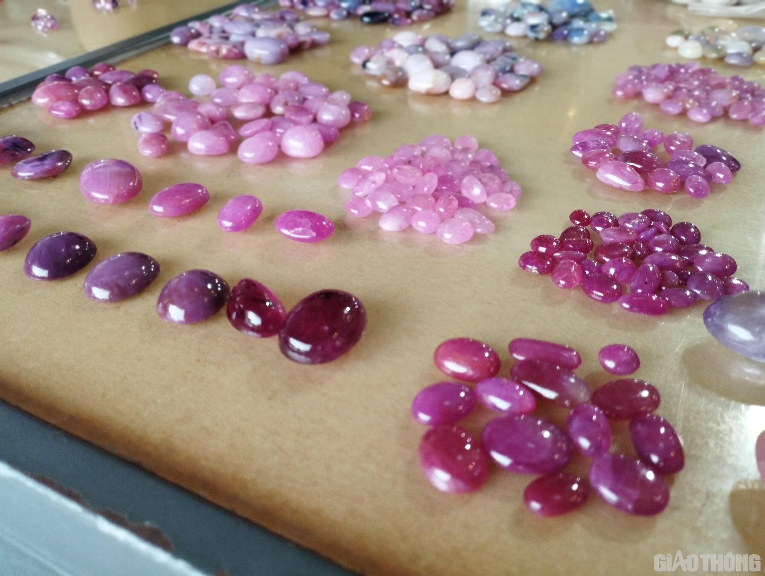 Những vi&ecirc;n đ&aacute; qu&yacute; c&oacute; gi&aacute; trị từ v&agrave;i trăm ngh&igrave;n, thậm ch&iacute; h&agrave;ng trăm triệu đồng được b&agrave;y b&aacute;n tr&ecirc;n mặt b&agrave;n gỗ.