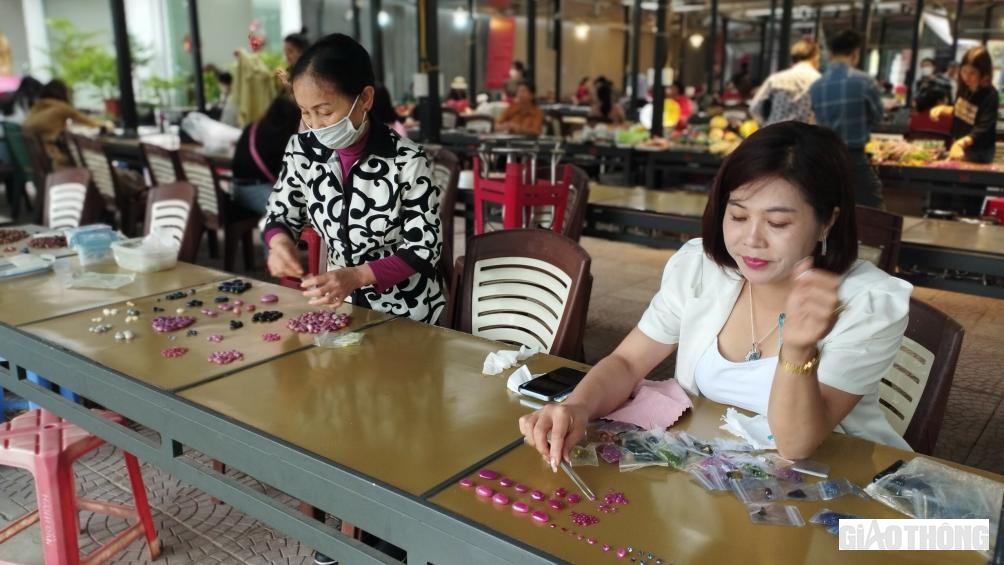 Chợ đ&aacute; qu&yacute; hiện c&oacute; g&acirc;̀n 100 b&agrave;n đ&aacute;. Mỗi b&agrave;n đ&aacute; ở đ&acirc;y c&oacute; số lượng h&agrave;ng gi&aacute; trị v&agrave;i trăm triệu đồng, thậm ch&iacute; c&oacute; những b&agrave;n l&ecirc;n tới h&agrave;ng tỷ đồng.