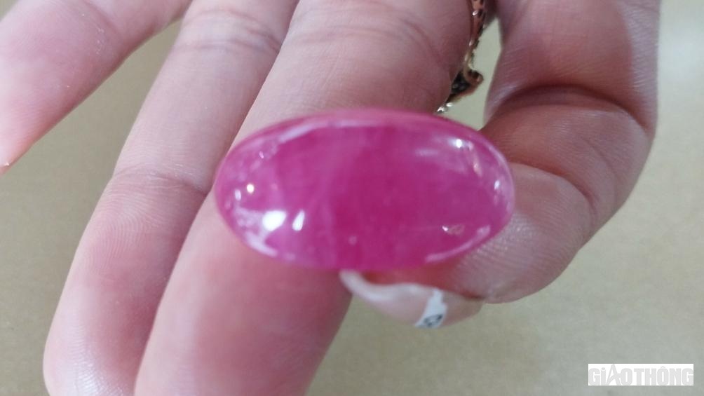 Vi&ecirc;n đ&aacute; Ruby c&oacute; gi&aacute; 120 triệu đồng được b&agrave;y b&aacute;n c&ocirc;ng khai tại chợ đ&aacute; qu&yacute; Lục Y&ecirc;n.