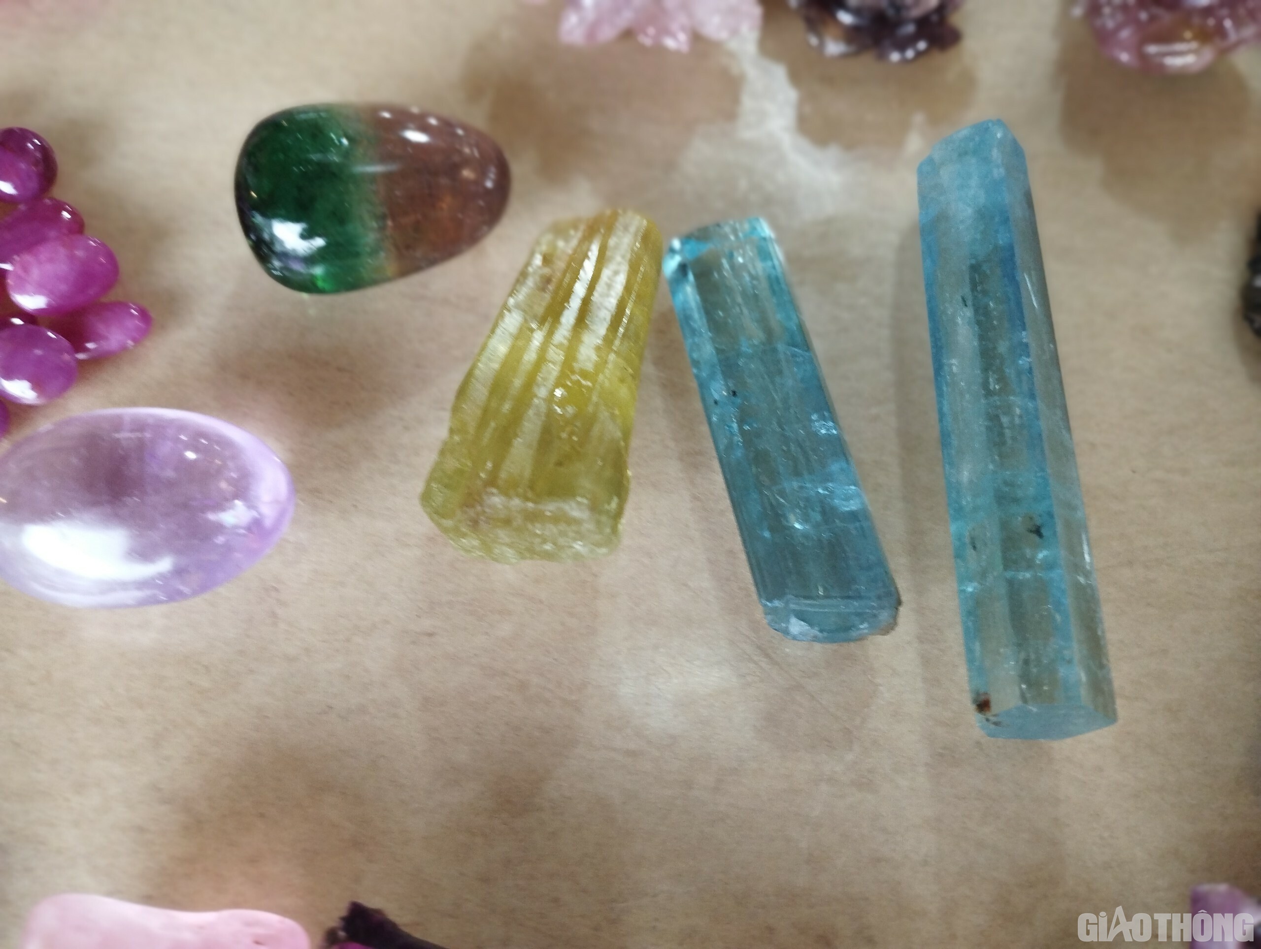 Đối với những loại đ&aacute; Ruby chất lượng k&eacute;m hơn (m&agrave;u sắc, độ trong k&eacute;m) sẽ được tận dụng l&agrave;m c&aacute;c sản phẩm chế t&aacute;c như tranh phong cảnh, ch&acirc;n dung, phong thủy... Đặc biệt, đ&aacute; qu&yacute; Lục Y&ecirc;n được đ&aacute;nh gi&aacute; l&agrave; đ&aacute;p ứng được đầy đủ c&aacute;c ti&ecirc;u chuẩn khắt khe của việc l&agrave;m đồ trang sức lớn nhỏ kh&aacute;c nhau.