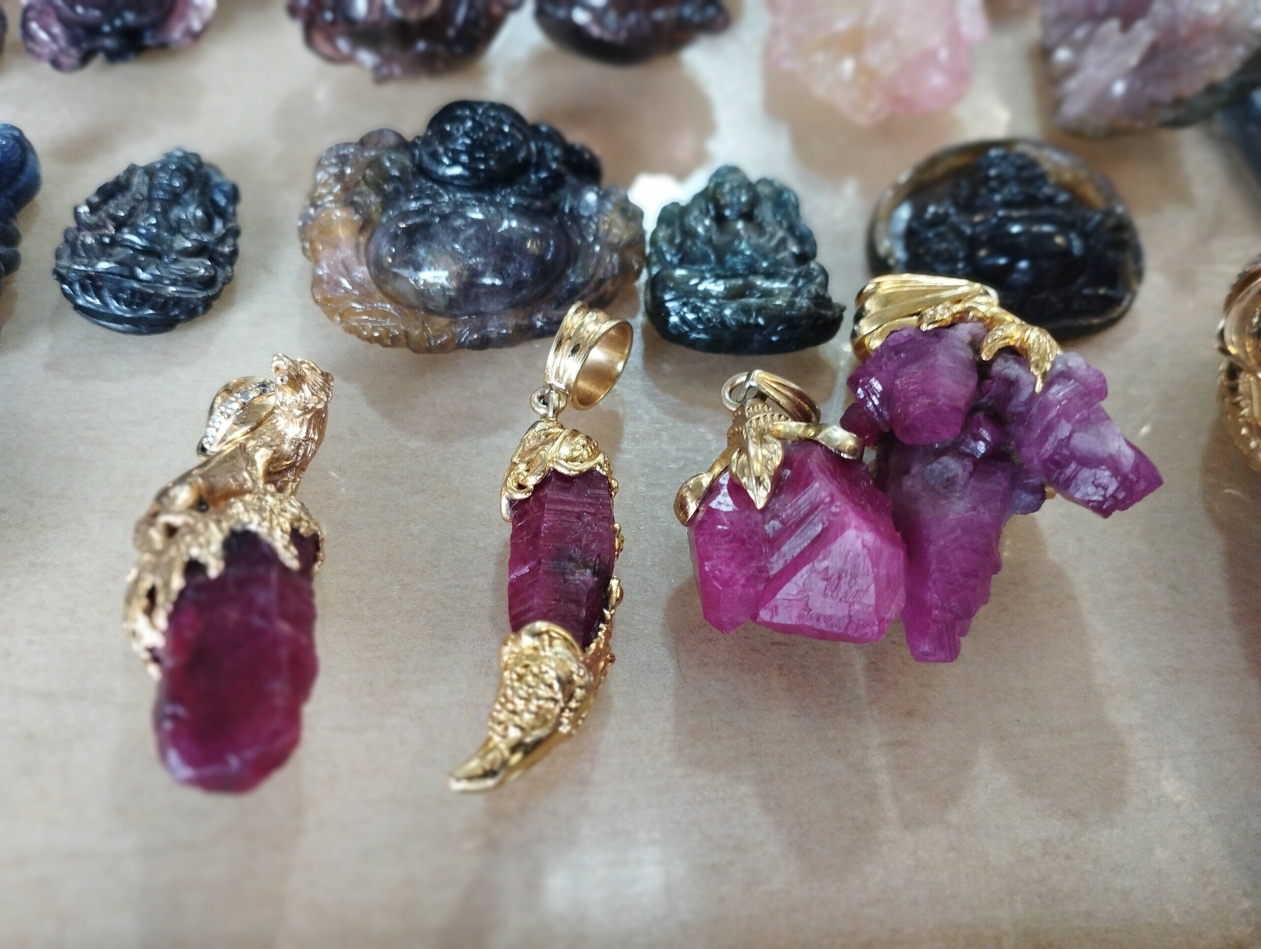 C&aacute;c sản phẩm từ đ&aacute; qu&yacute; được chế t&aacute;c b&agrave;y b&aacute;n ngay ở chợ.