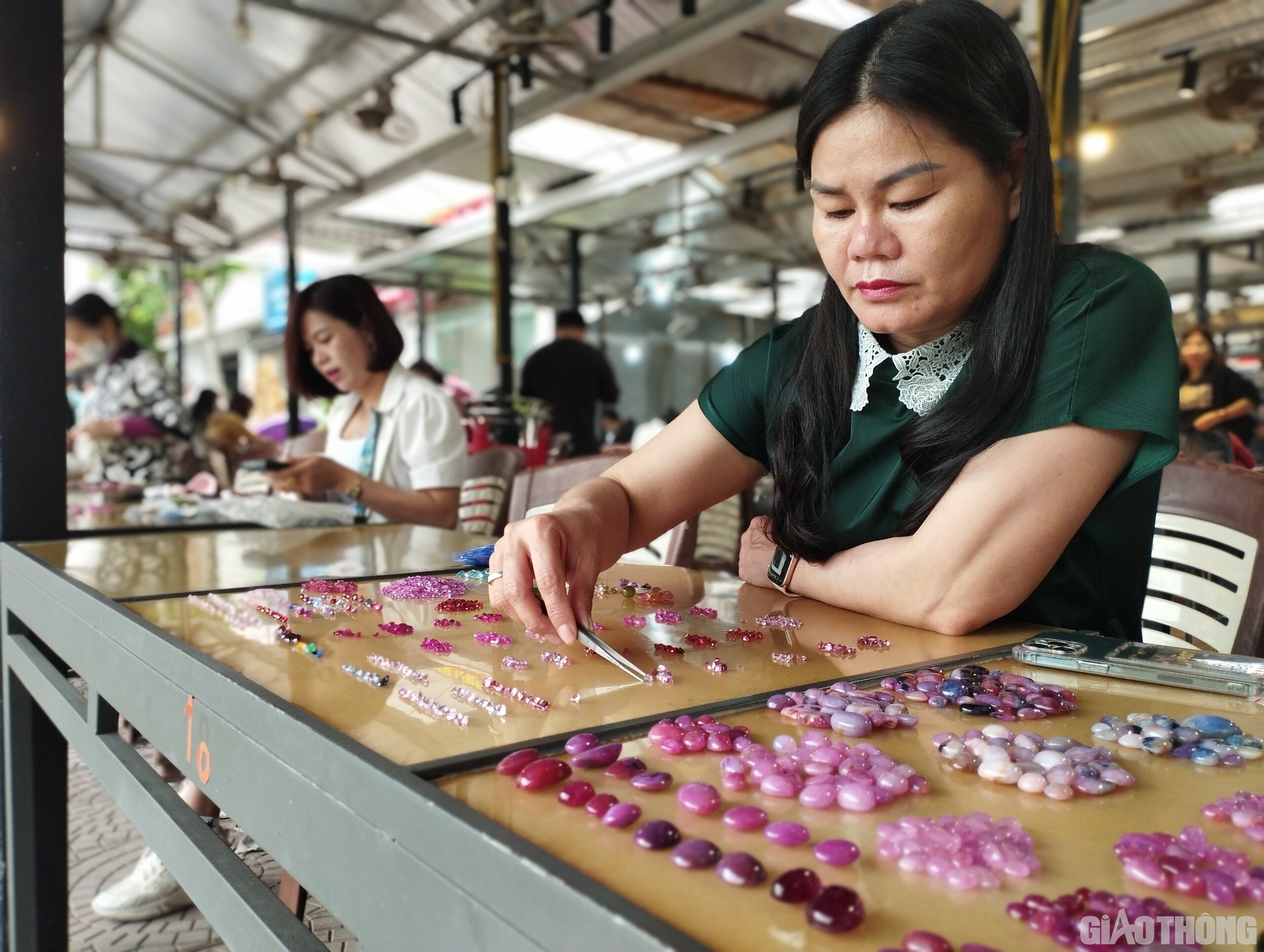 Sản phẩm đ&aacute; qu&yacute; được b&agrave;y b&aacute;n nhiều nhất ở đ&acirc;y l&agrave; Ruby, Saphia... những d&ograve;ng đ&aacute; qu&yacute; c&oacute; gi&aacute; trị nhất.