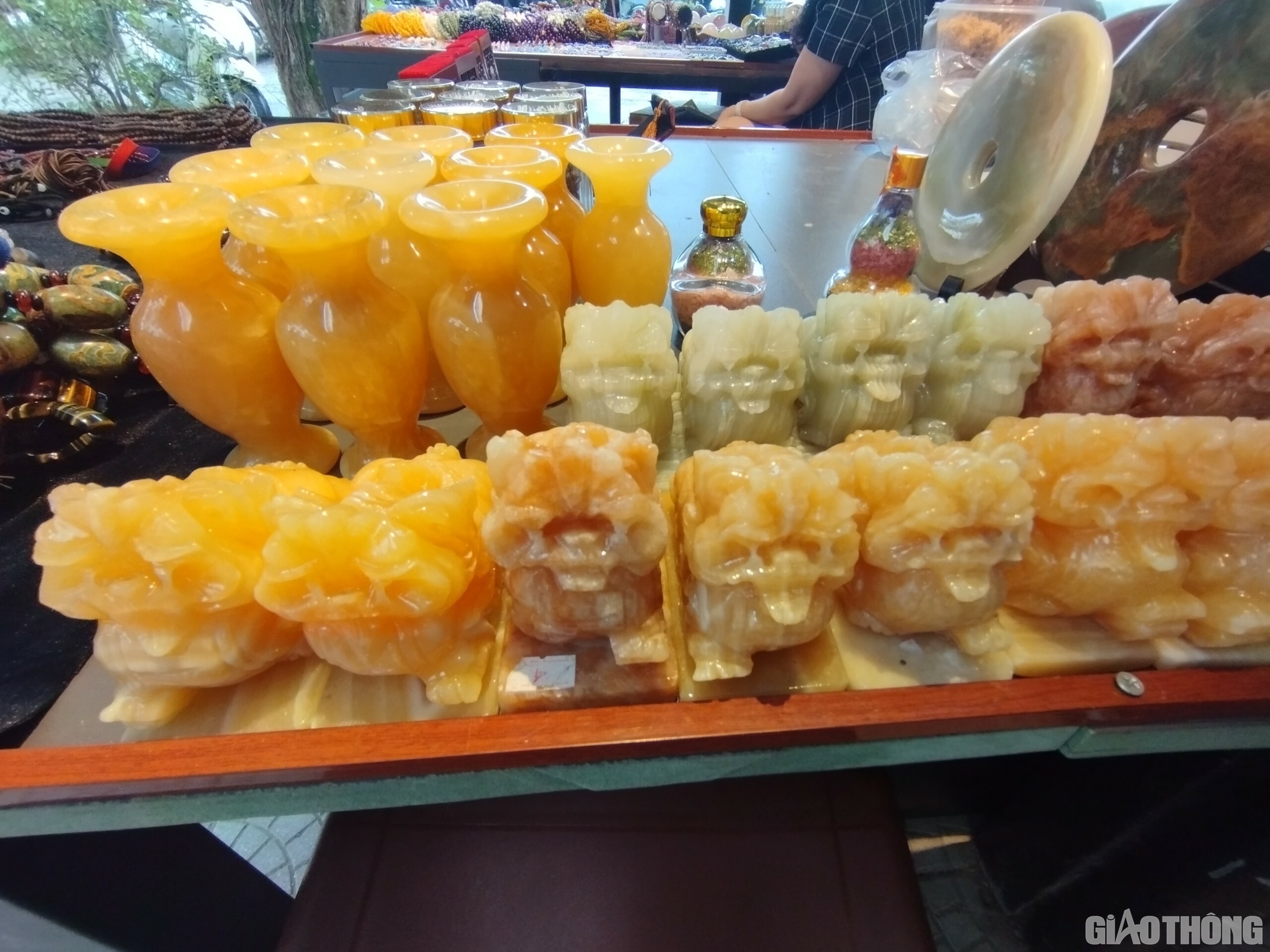 Ngo&agrave;i đ&aacute; qu&yacute;, tại chợ c&ograve;n b&agrave;y b&aacute;n, giới thiệu c&aacute;c sản phẩm đ&aacute; mỹ nghệ từ ngọc, đ&aacute; b&aacute;n qu&yacute; v&agrave; c&aacute;c loại đ&aacute; cảnh.