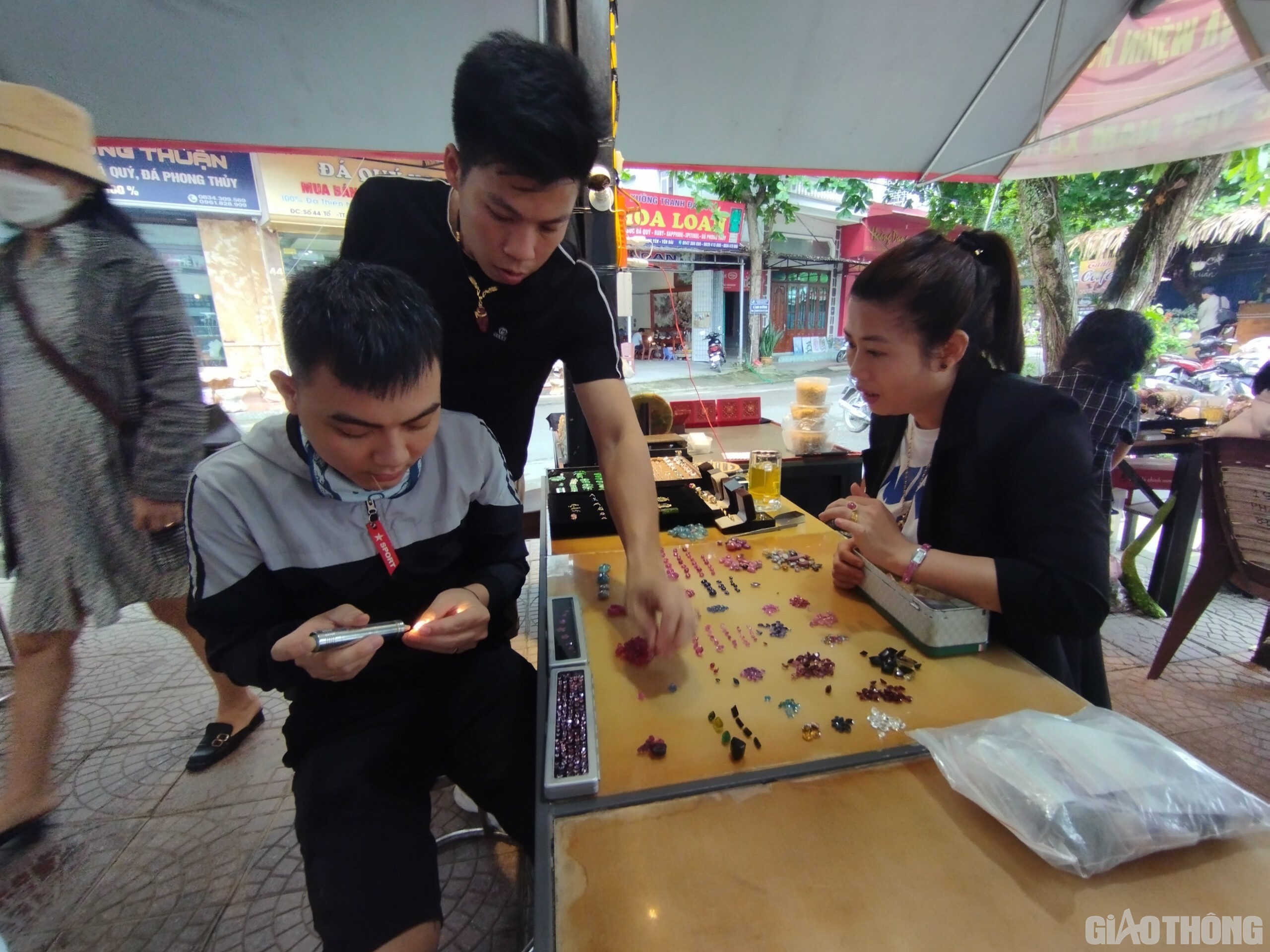 T&ugrave;y v&agrave;o trọng lượng, k&iacute;ch thước cũng như chất lượng đ&aacute; m&agrave; c&aacute;c vi&ecirc;n đ&aacute; c&oacute; gi&aacute; b&aacute;n kh&aacute;c nhau. &Ocirc;ng Trần Mạnh T&uacute; - Chủ tịch Hội đ&aacute; qu&yacute; Lục Y&ecirc;n chia sẻ: Tại huyện Lục Y&ecirc;n v&agrave; c&aacute;c gian h&agrave;ng trong chợ đ&aacute; qu&yacute; c&oacute; b&aacute;n những loại đ&aacute; với chất lượng tốt như: Ruby, Sapphire, Spinel, Aquamarine&hellip; Trong đ&oacute;, đ&aacute; Ruby được coi l&agrave; c&oacute; gi&aacute; trị chỉ sau kim cương.