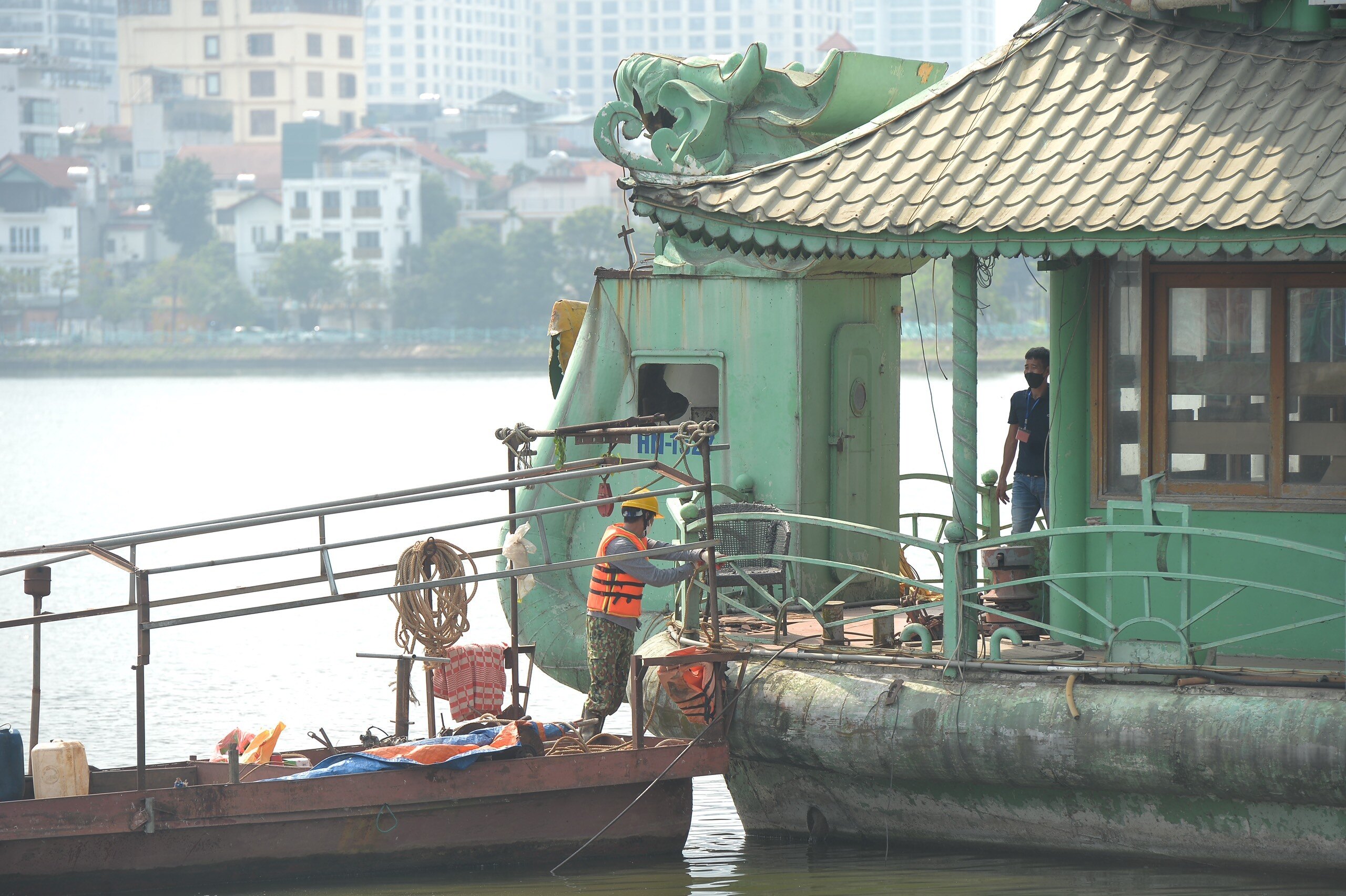 "Ngo&agrave;i ra, về mặt hồ sơ thiết kế v&agrave; tải trọng, k&iacute;ch thước của du thuyền cũng rất lớn. Do vậy, UBND phường vẫn đang li&ecirc;n hệ với đăng kiểm xin to&agrave;n bộ thiết kế để lập phương &aacute;n th&aacute;o dỡ một c&aacute;ch chi tiết, đảm bảo an to&agrave;n tuyệt đối trong qu&aacute; tr&igrave;nh tổ chức th&aacute;o dỡ, di dời ra khỏi hồ T&acirc;y", &ocirc;ng Tuấn n&oacute;i.