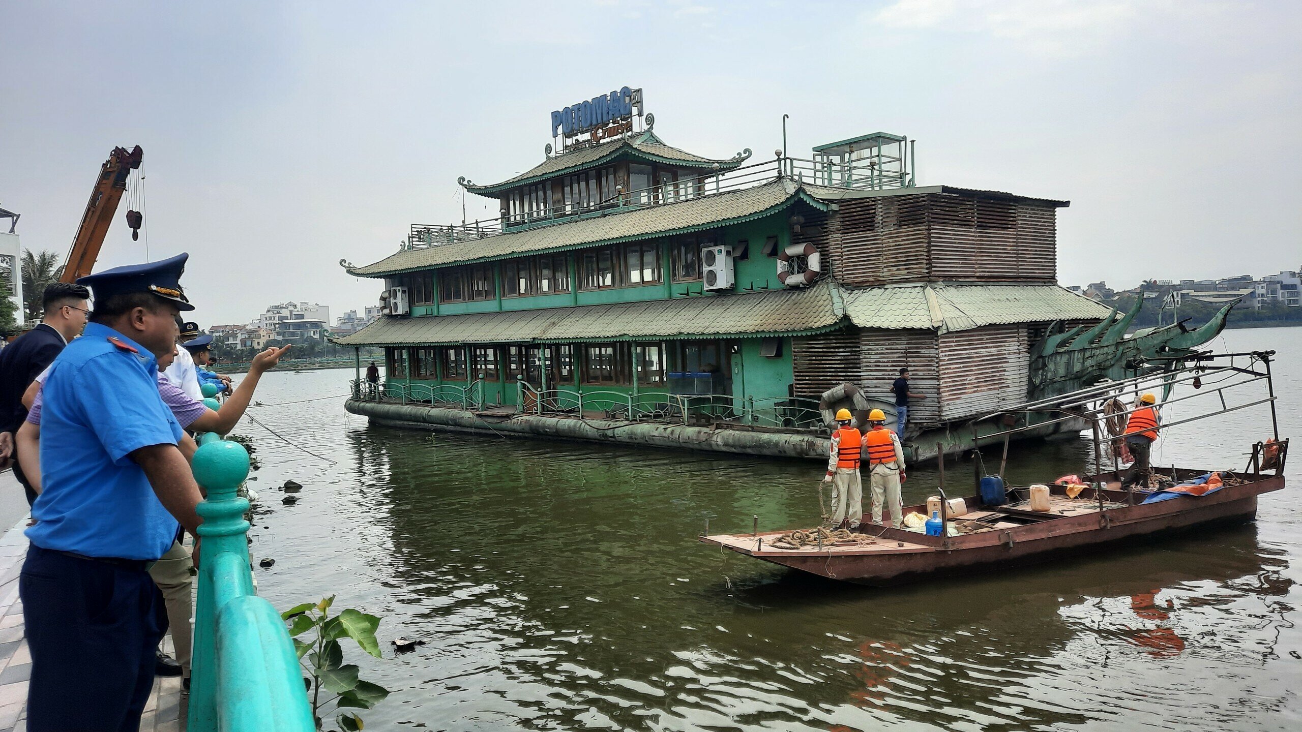Triển khai thực hiện chỉ đạo của UBND TP H&agrave; Nội, UBND quận T&acirc;y Hồ đ&atilde; phối hợp với c&aacute;c đơn vị c&oacute; li&ecirc;n quan tổ chức di chuyển to&agrave;n bộ t&agrave;u, thuyền, phương tiện nổi của c&aacute;c doanh nghiệp về neo đậu tại khu vực Đầm Bảy, phường Nhật T&acirc;n. Đồng thời, li&ecirc;n tục tổ chức tuy&ecirc;n truyền, vận động c&aacute;c doanh nghiệp chấp h&agrave;nh di dời c&aacute;c phương tiện ra khỏi hồ T&acirc;y. Đến nay, đ&atilde; c&oacute; 143/147 phương tiện di dời ra khỏi hồ T&acirc;y.